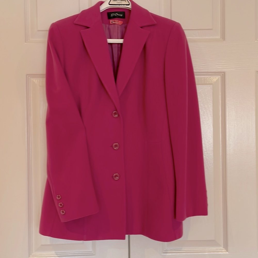 Gorgeous deep pink D’Oraz designer women’s blazer/jacket. Size 6.